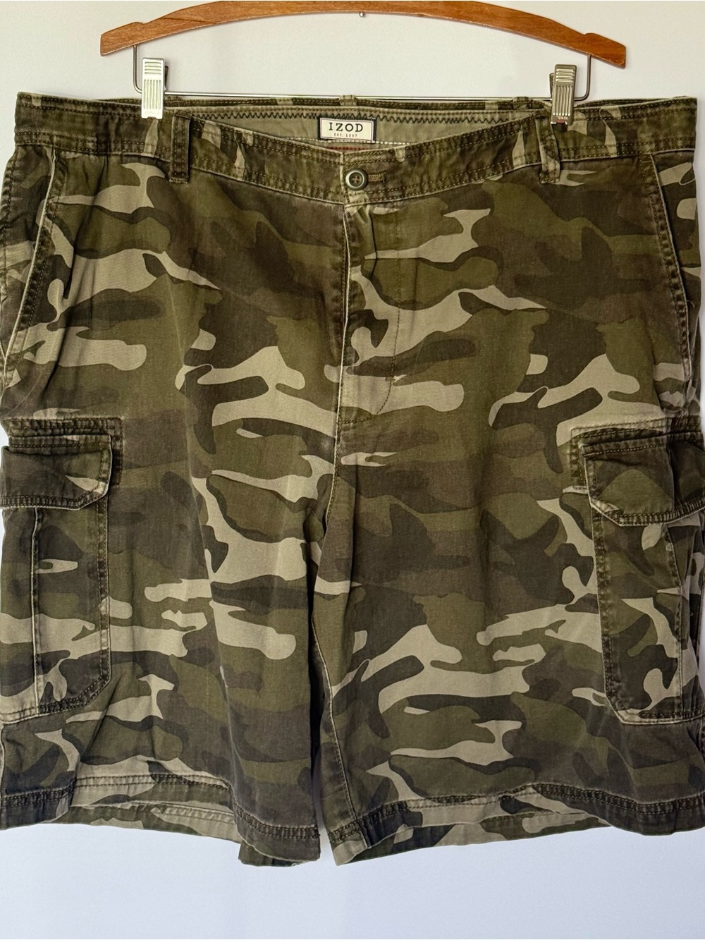 Izod Men's Camouflage Cargo Shorts in Olive Camo Baggy Style